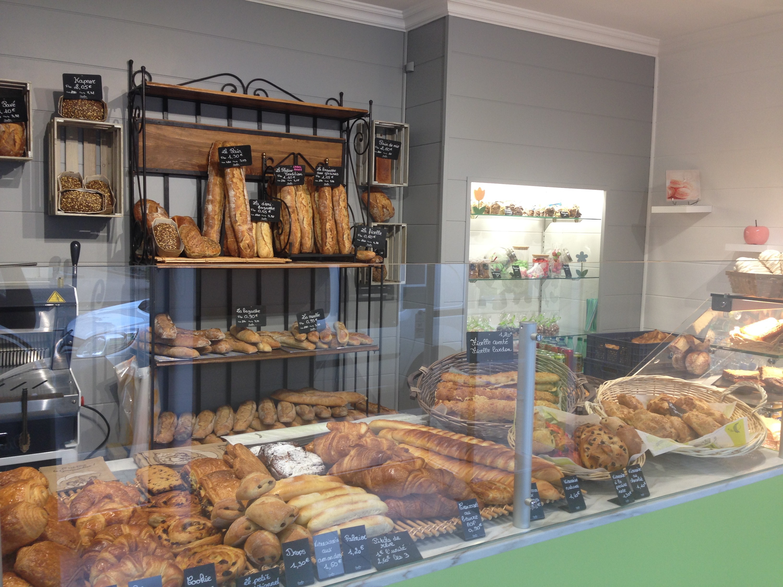 Aux mains couleurs de ble boulangerie patisserie auxerre moneteau vitrine interieure